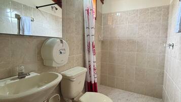 Ducha, toallas, jabón y champú