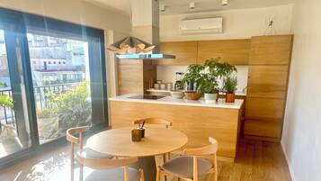 Fridge, oven, stovetop, dishwasher