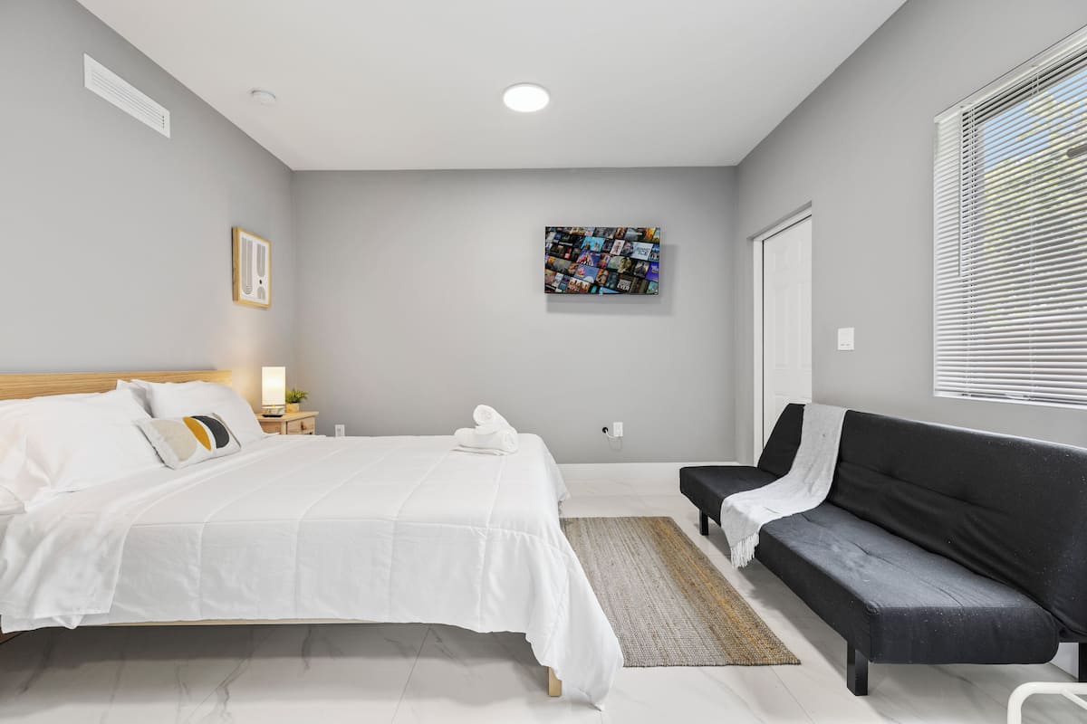 4 bedrooms, iron/ironing board, free WiFi, bed sheets