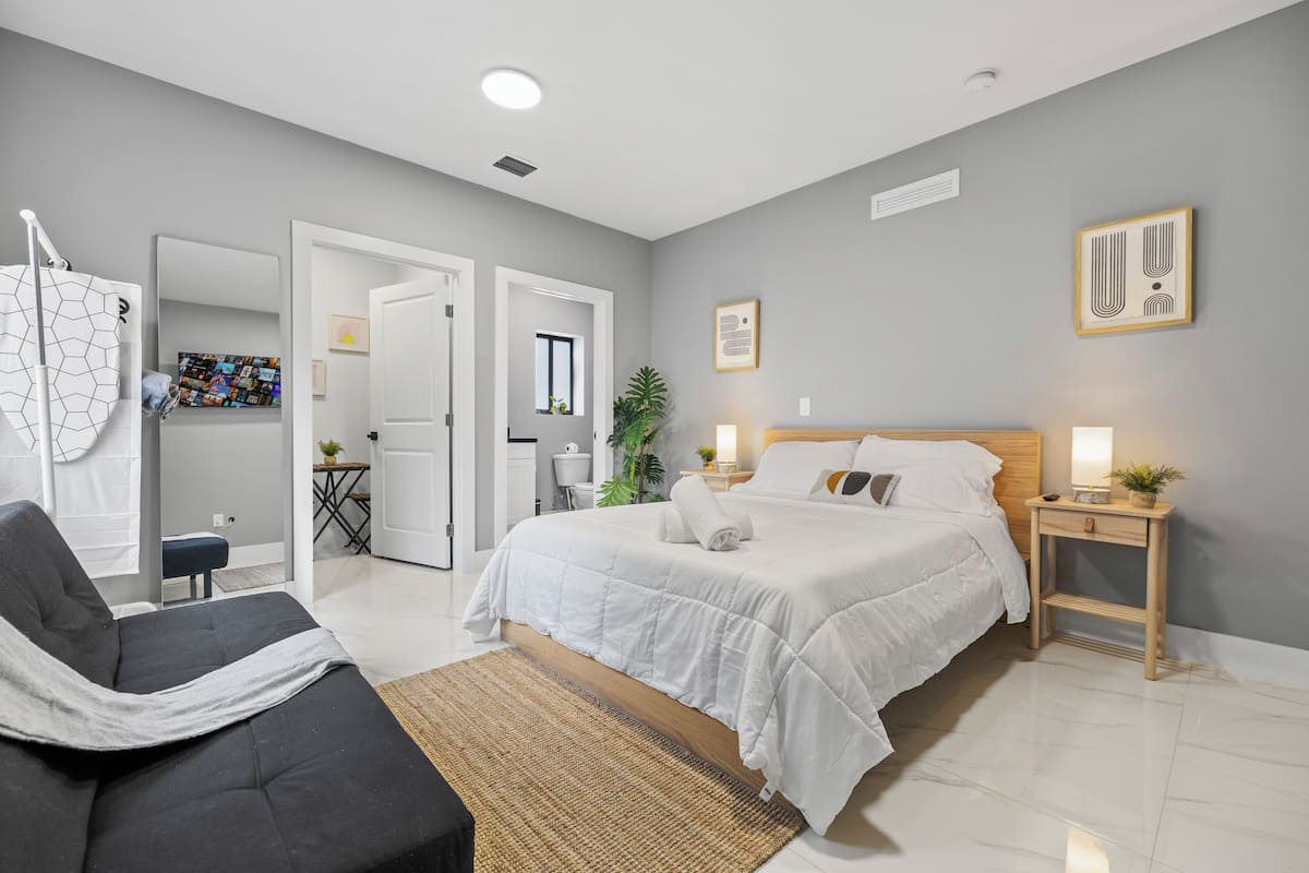 4 bedrooms, iron/ironing board, free WiFi, bed sheets