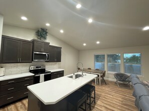 Refrigerador, microondas, horno y parrilla de estufa 