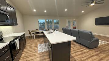 冰箱、微波炉、烤箱、炉灶