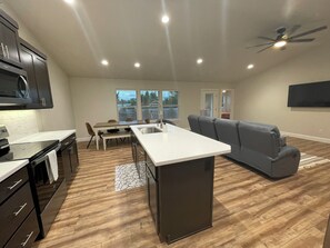 Fridge, microwave, oven, stovetop - Newly built Charming 3-bedroom 2-bath duplex in the beautiful town of Kimberly (Kimberly)