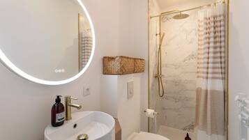 SĂšche-cheveux, serviettes fournies