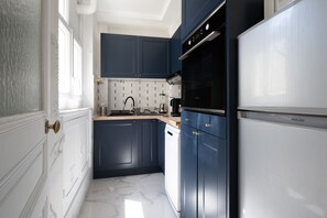 Geladeira, micro-ondas, fogão, lava-louças