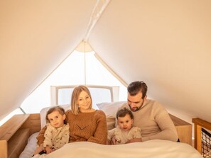Tienda de campaña | 2 habitaciones, muebles diferentes y ropa de cama 