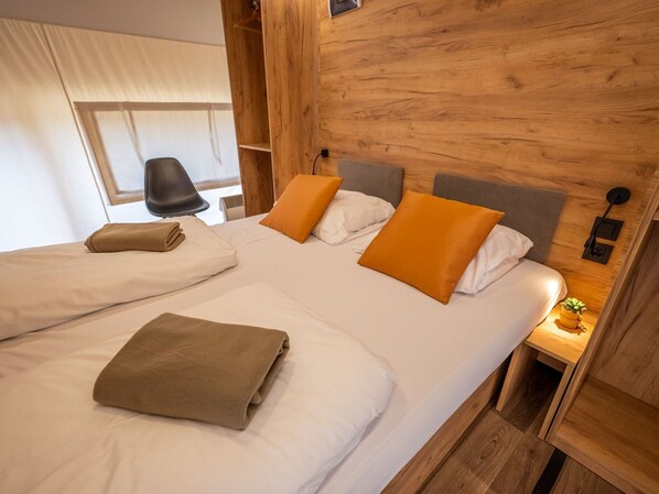 Tienda de campaña | 2 habitaciones, muebles diferentes y ropa de cama 