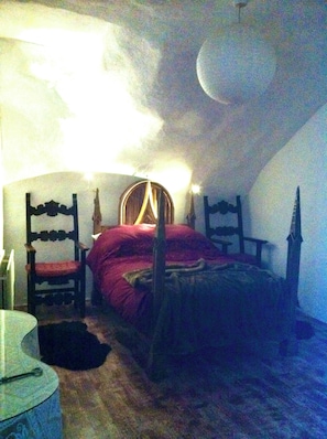 2 bedrooms, in-room safe, desk, iron/ironing board - A Medieval Bolt-Hole in a Castle.
(Bohermeen)