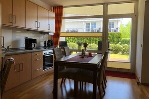 Apartment | Private kitchen | Oven, electric kettle, toaster - Holiday Apartment Heidi and Holger (Bad Zwischenahn)