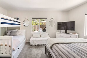 3 habitaciones, escritorio y tabla de planchar con plancha