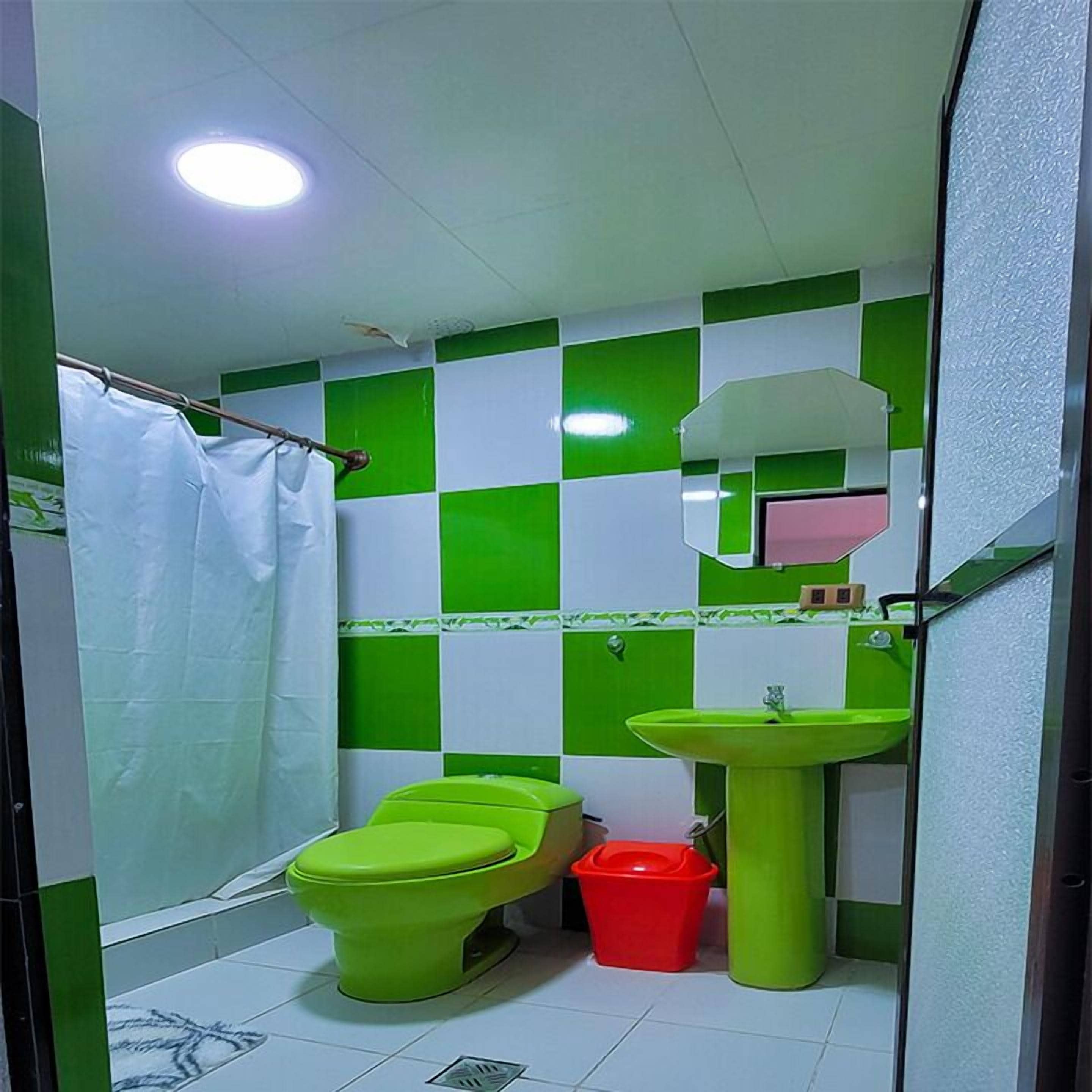 Dormitori compartit, dormitori mixt, no fumadors | Bany | Dutxa, capçal de dutxa tipus cascada, assecador de cabells i tovalloles 