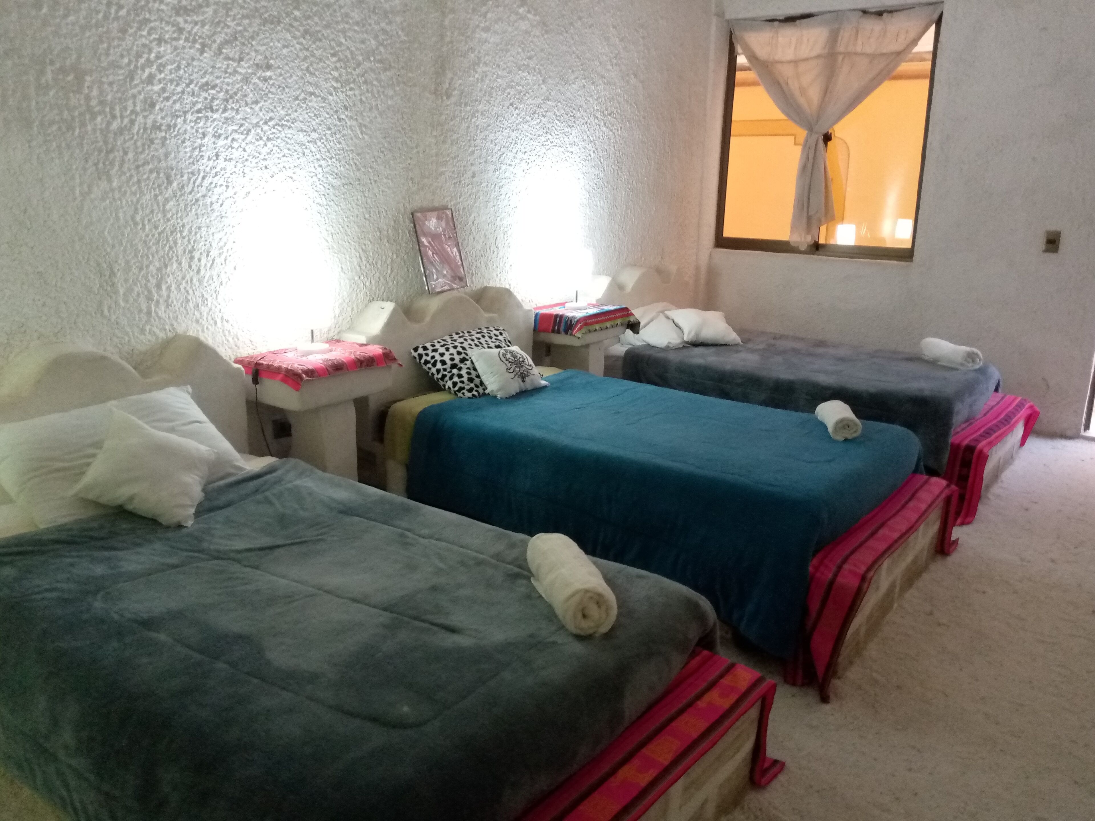 Dormitori compartit, dormitori mixt, no fumadors | Cobrellits, decoració individual i mobiliari individual 