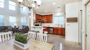 Interior - Upstay-2-Home Complex for 18ppl (Austin)