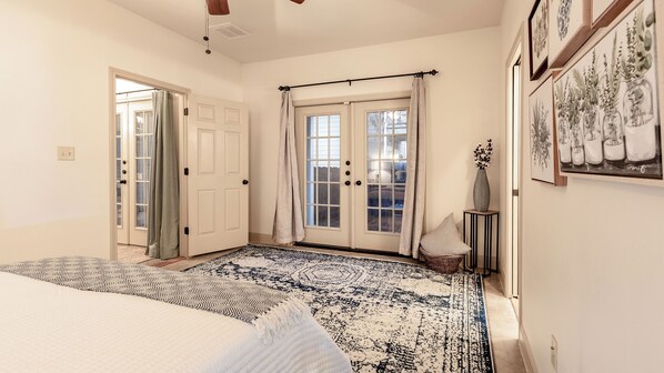 8 bedrooms, iron/ironing board, free WiFi - Upstay-2-Home Complex for 18ppl (Austin)