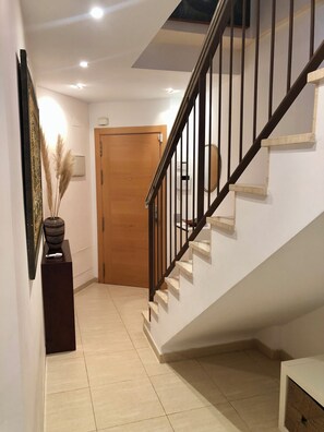 Interior - The White Lilies is Located 300 Metres From Platja Dels Pescadors. Pet Friendly (Pineda de Mar)