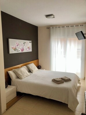 3 bedrooms, desk, iron/ironing board, travel cot - The White Lilies is Located 300 Metres From Platja Dels Pescadors. Pet Friendly (Pineda de Mar)