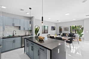 Comfort House | Private kitchen - Modern 4-BR House with Free Parking (Miami)