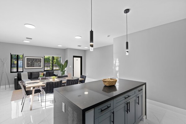 Comfort House | Private kitchen - Modern 4-BR House with Free Parking (Miami)