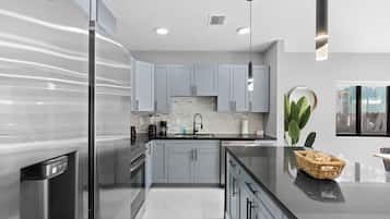 Comfort House | Private kitchen | Fridge, microwave, oven, stovetop