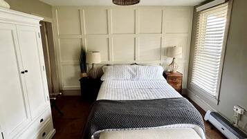 5 bedrooms, WiFi, bed sheets