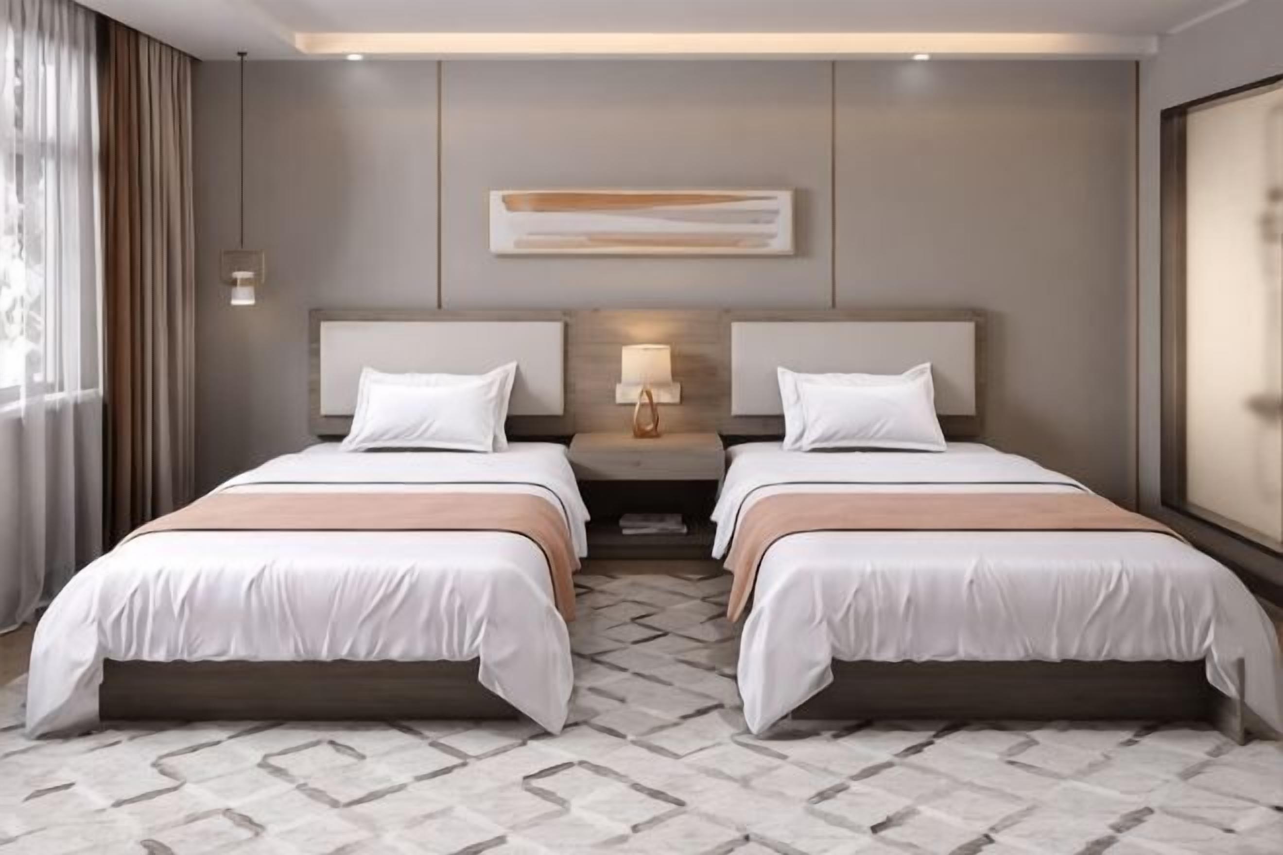 Ein Hotelzimmer mit zwei Betten, einem Nachttisch mit Lampe, einem großen Fenster mit Vorhängen und einem Boden mit geometrischem Muster.