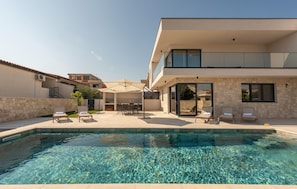 A heated pool - Lovely home in Mandre (Mandre)