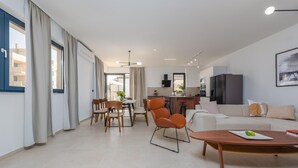 Eine moderne Wohnung mit Essbereich, Küche und Wohnzimmer.