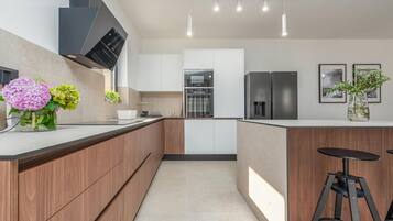 Coffee/tea maker, fridge, microwave, oven