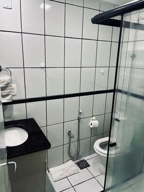 Toalhas de banho, sabonete, shampoo, papel higiênico