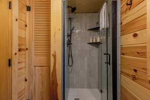 Douche, séchoir à cheveux, serviettes fournies, savon