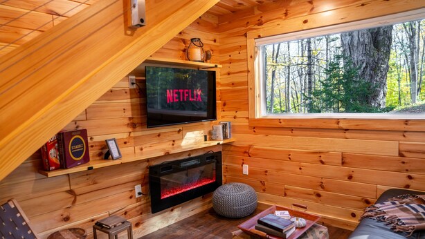 Smart-TV, peis, DVD-spiller og bøker