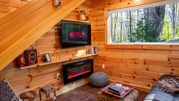 Smart-TV, peis og bøker