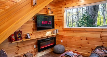 Luxury Adventure Cabin Kayaks, Trails, Lakes Hot Tub