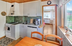 Fridge, microwave, stovetop, dishwasher - 2 bedroom nice home in Ankarsrum (Ankarsrum)