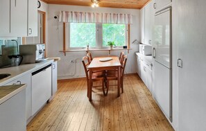 Réfrigérateur, surface de cuisson, lave-vaisselle, cafetière-théière