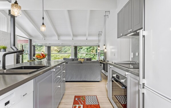 Kjøleskap, ovn, kokeplater og oppvaskmaskin