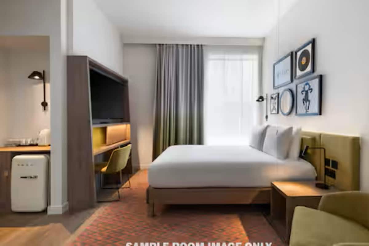 In-room safe, soundproofing, WiFi (free)
