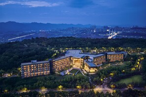 Exterior - Chongqing Lijia Baiyun Lake Hotel, Curio Collection Hilton (Chongqing)