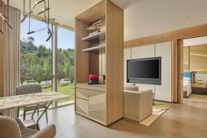 Suite, 1 Bedroom | Living area