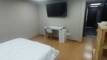 1 bedroom, desk, free WiFi, bed sheets