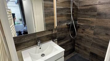 Douche, serviettes fournies, savon, papier toilette