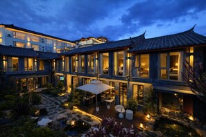 المنشأة  من الخارج