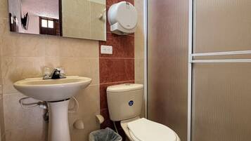 Douche, serviettes fournies, savon, shampoing