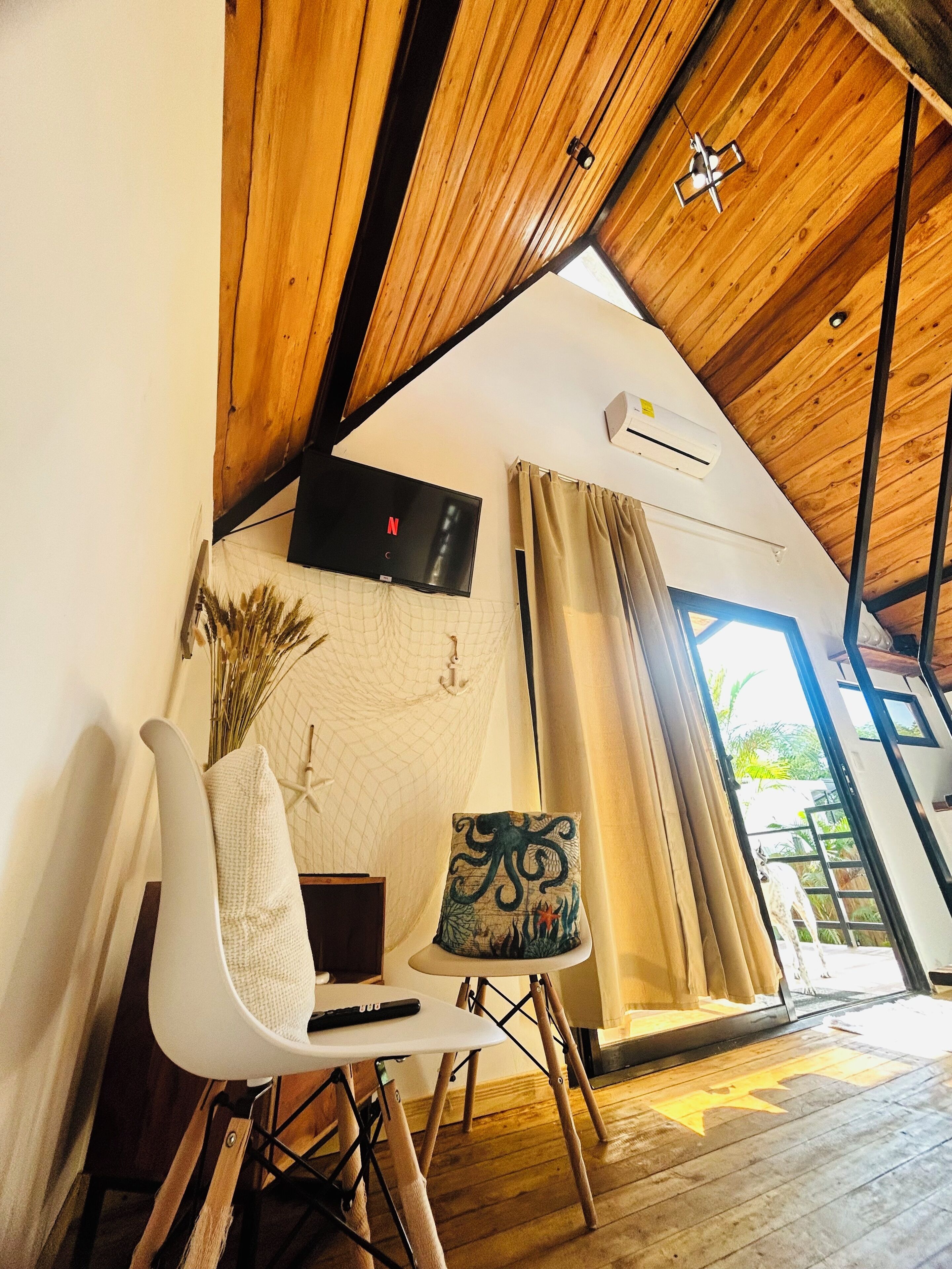 32-inch flat-screen TV with cable channels, TV