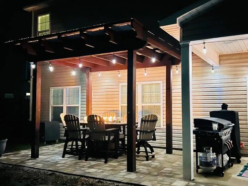 Spacious Retreat Near Beaches & Camp Lejeune – Fire Pit & Pool Table!