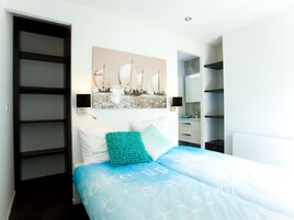 3 habitaciones, muebles diferentes y ropa de cama 