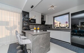 Kylskåp, ugn, diskmaskin och kaffe- och tebryggare