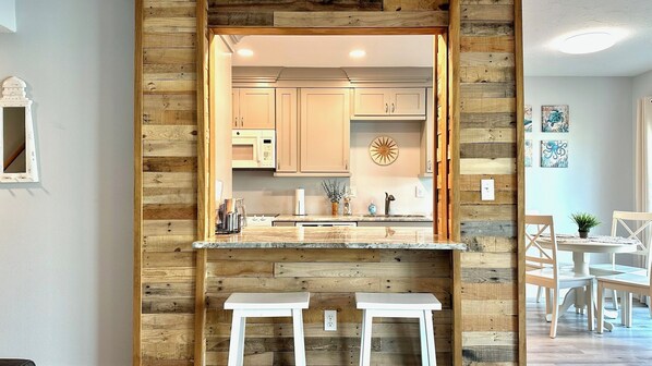 Fridge, microwave, oven, stovetop - Charming 2-BR Townhome near Anna Maria Beaches. Bikes and Boat Slip included (Bradenton)