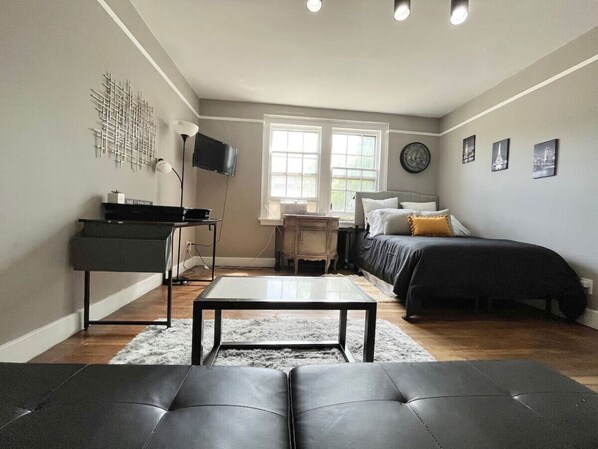 1 bedroom, desk, iron/ironing board, WiFi