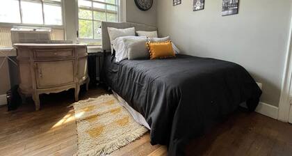 Modern Studio Stay On Howe